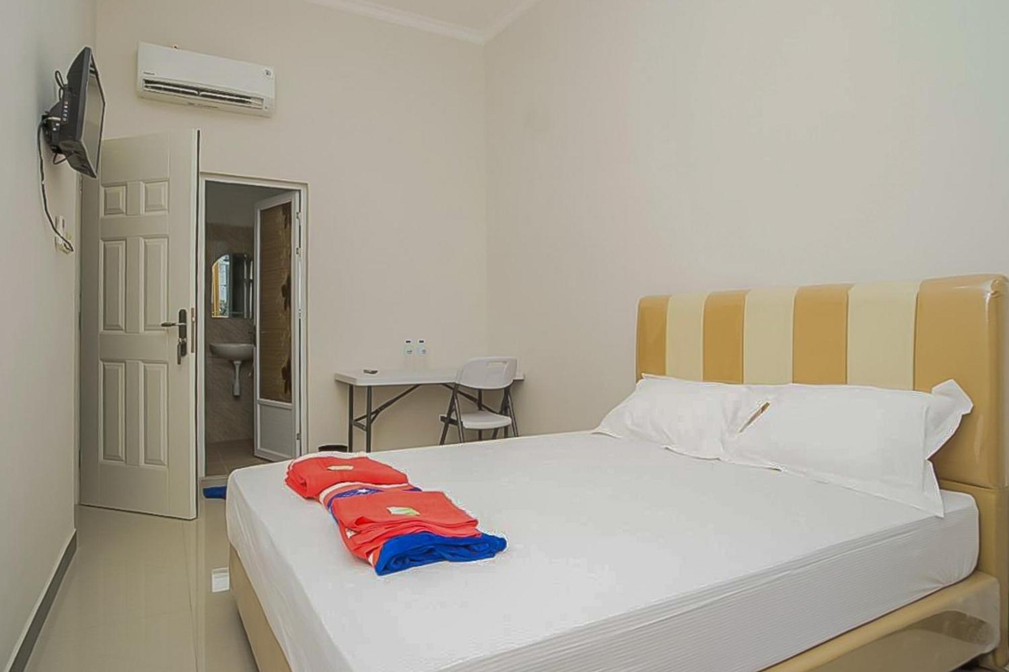 Waringin Guest House Tegal Mitra Reddoorz Exterior photo